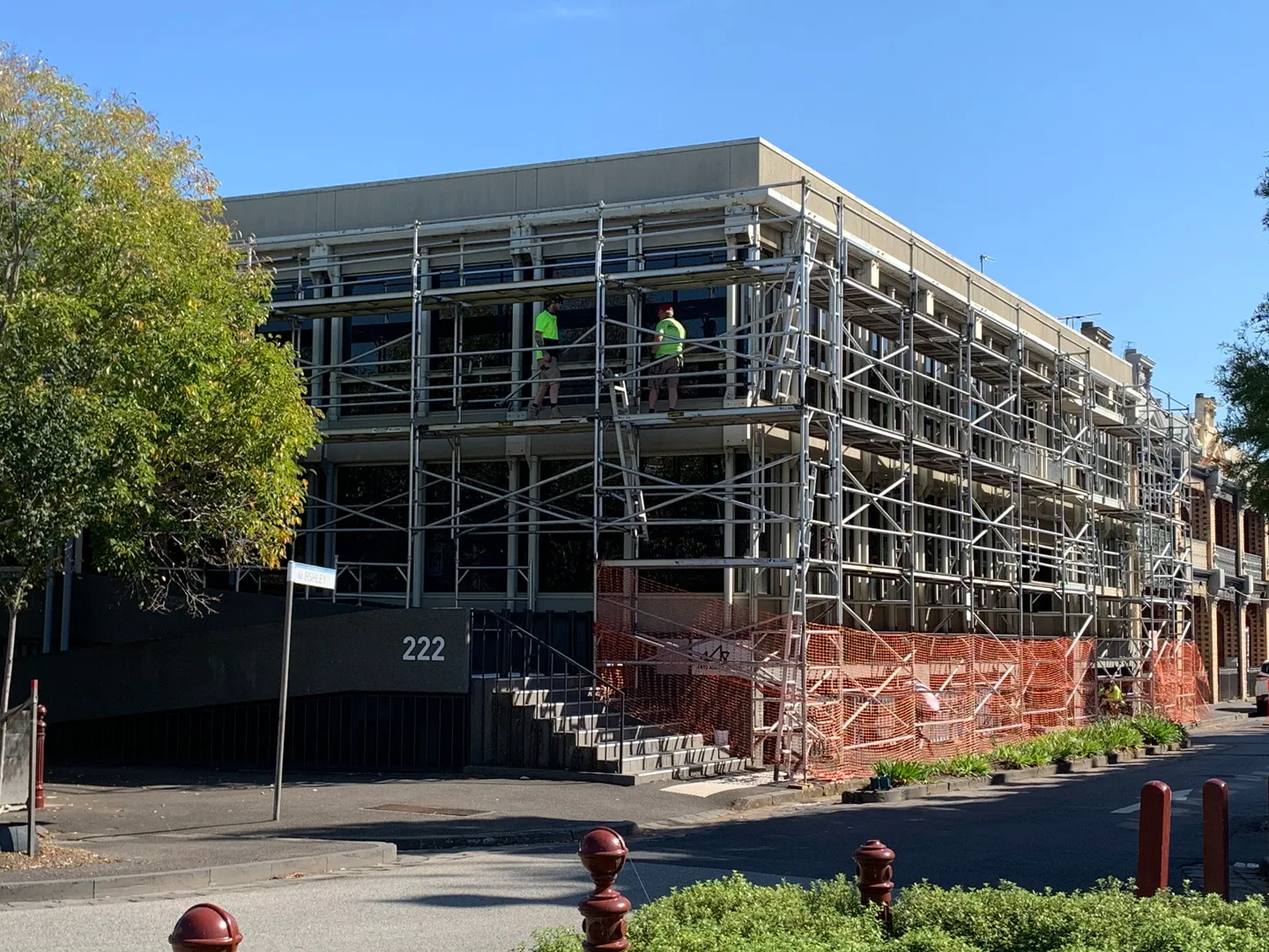 Three-storey façade, full perimeter aluminium scaff with crew working at height